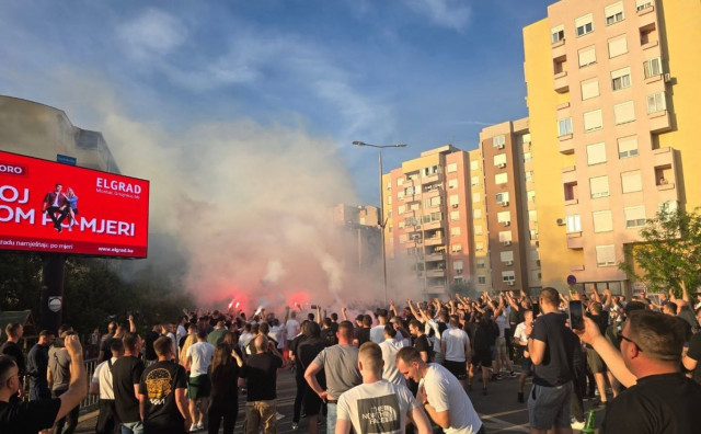 Ultrasi dočekali igrače Zrinjskog pjesmom i bakljama