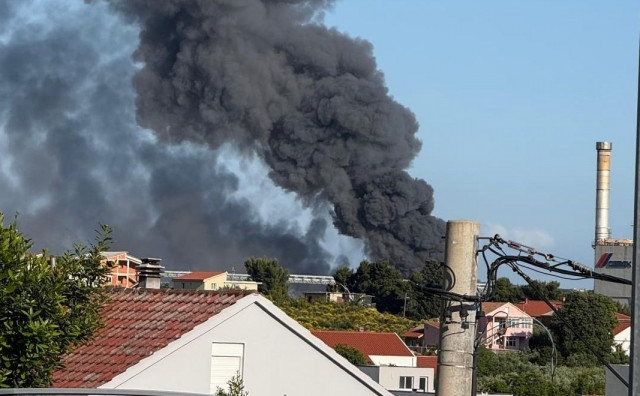 Crni dim iznad Kaštela: U požaru gori Pevex, čula se eksplozija