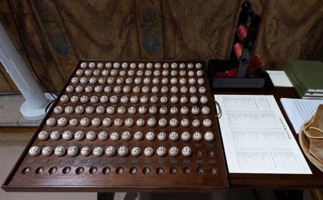 Drugi je dan konklave i moguća četiri kruga glasanja