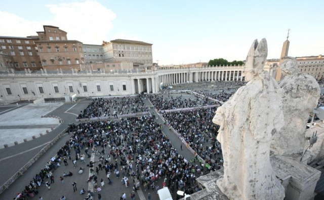 Konklava u tijeku, svijet čeka bijeli dim