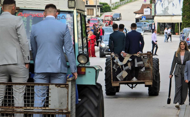 Učenici iz Kiseljaka na maturalnu večer stigli traktorima