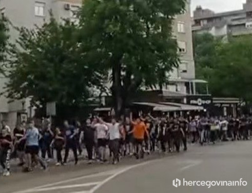 Mostarski maturanti prkose zabrani, prošli ulicama Mostara