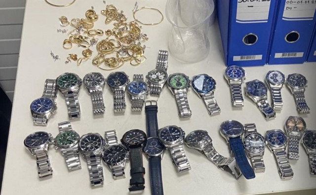 Zlatni nakit i satovi otkriveni na granici, oduzeta roba vrijedna 30.000 KM