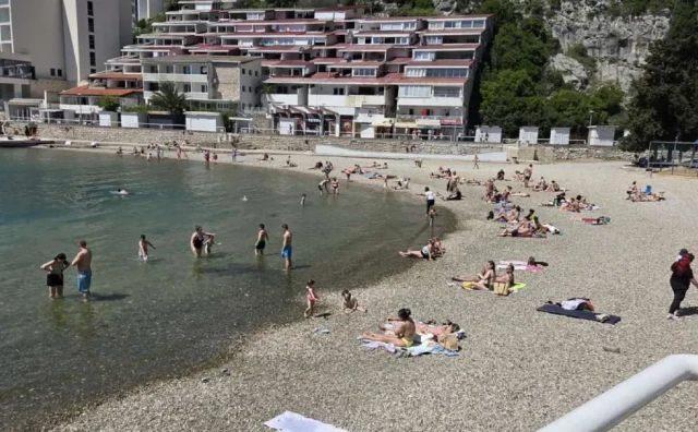 PRVO KUPANJE Neum pun turista za Međunarodni praznik rada