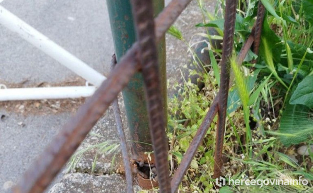 Opasna ograda prijeti učenicima osnovne škole u Mostaru