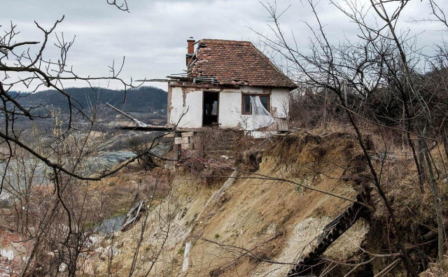 Život uz Termoelektranu Ugljevik: Nekad 'savršeno mjesto', danas dom za nekoliko obitelji, tik do kopa