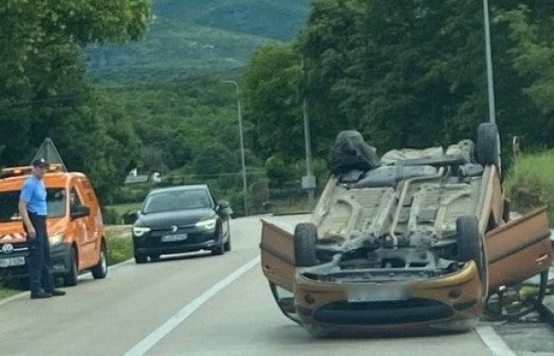 Jedna osoba ozlijeđena u prevrtanju vozila kod Širokog Brijega
