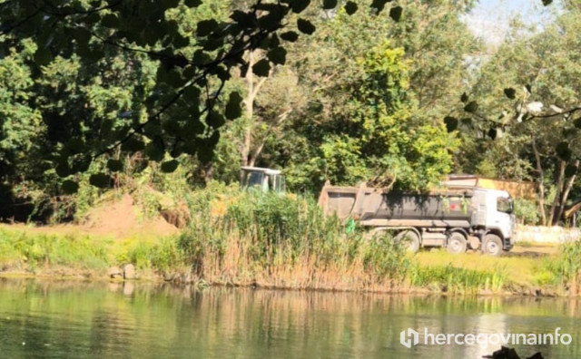 Bageri u zaštićenom vodnom pojasu rijeke Krupe kod Čapljine, provjerava se legalnost zahvata i tko je investitor