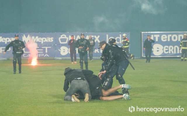 Navijač na Pecari utrčao s bakljom na teren uoči dodjele medalja