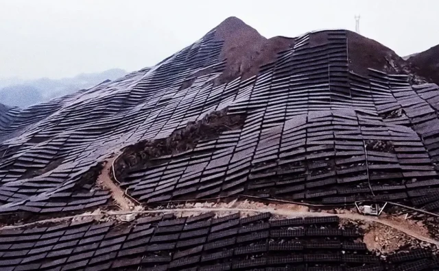 Kinezi cijeli planinski lanac prekrili solarnim panelima