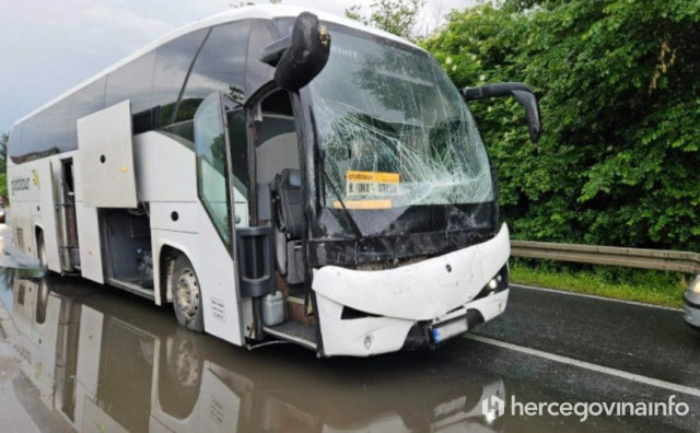 Prometna nesreća na M-17 kod Mostara, sudarili se autobus i tegljač