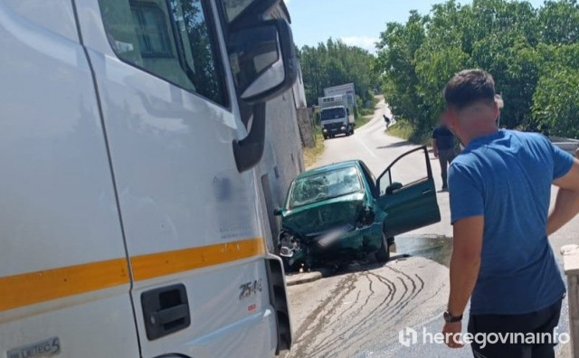 Sudar teretnog i osobnog vozila na cesti Široki Brijeg - Međugorje