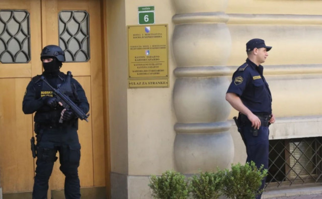 Tužiteljstvo KS traži pritvor za muškarca koji je pokušao iznuditi vlasnika kafića, prijetio mu smrću i paljenjem lokala