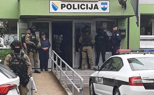 Pogledajte snimku privođenja policajaca u Sanskom Mostu