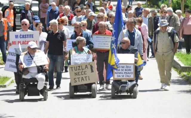 Umirovljenici u Tuzli prosvjedovali zbog niskih mirovina