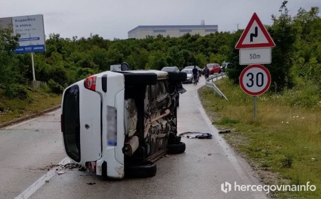 Vozilo završilo na boku na cesti Čitluk - Mostar
