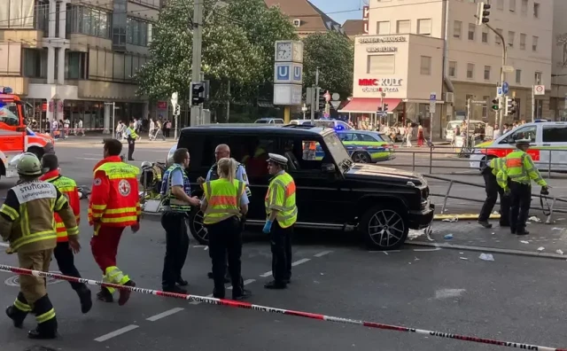 NESRETAN SLUČAJ Automobil se zaletio u grupu ljudi u Stuttgartu, poginula žena