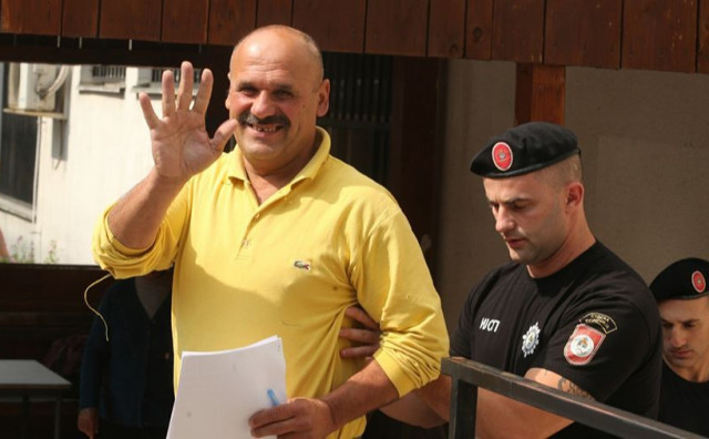 Zmaj od Šipova premlatio osobu, oštetio joj automobil i oduzeo mobitel