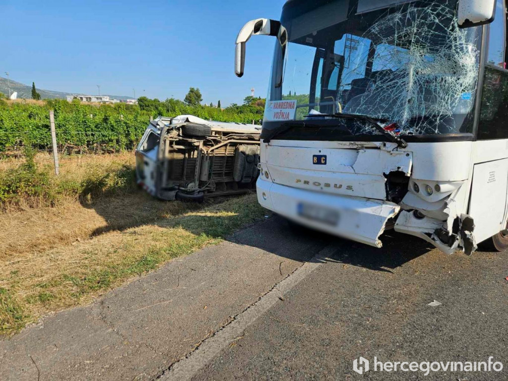 Sudar autobusa i kombija kod Zračne luke Mostar