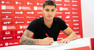 Kao sedamnaestogodišnjak nastupao za Zvezdu na stadionu Rođeni, a sad je potpisao za Velež