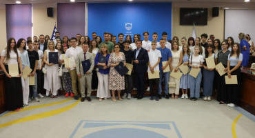 Dodijala priznanja za učenike generacije 