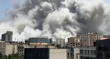 Iznad centra Teherana je ogromni gusti oblak dima