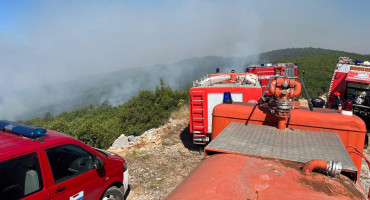 U pomoć vatrogascima u Grudama stigao i helikopter Oružanih snaga BiH