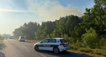 Veliki požar u blizini solarne elektrane u Drinovcima, zatvorena prometnica