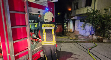Požar u noći: Izgorjela kuća u Mostaru
