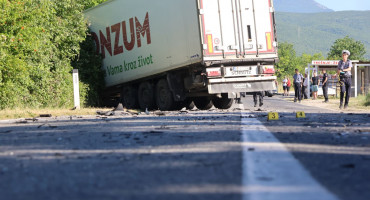 Prometna nesreća kod Mostara: Jedna osoba ozlijeđena u sudaru šlepera i pogrebnog vozila