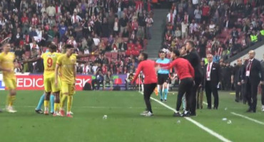 Jakirović pogođen bocom u Turskoj