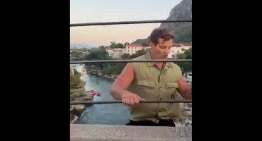 Pogledajte kako je Švicarac preskočio ogradu i skočio sa Staroga mosta