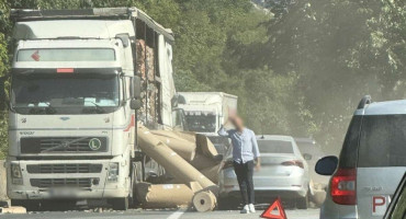 U Drežnici iz kamiona ispao teret