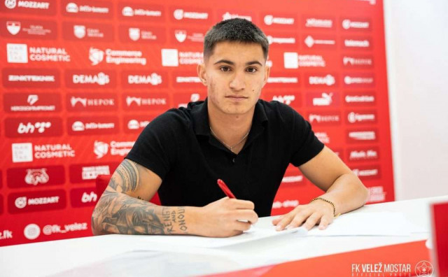 Kao sedamnaestogodišnjak nastupao za Zvezdu na stadionu Rođeni, a sad je potpisao za Velež