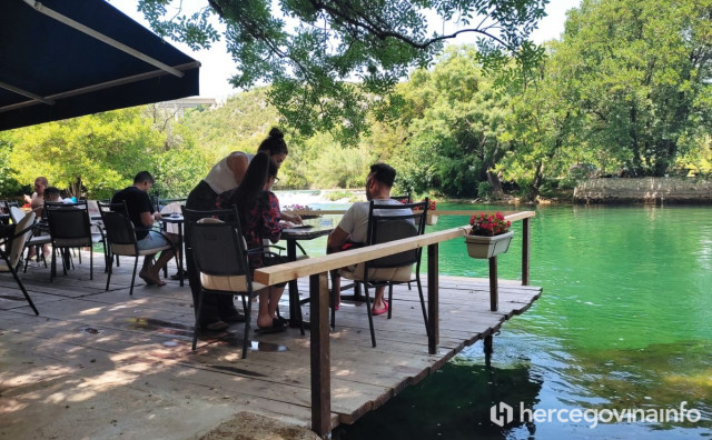 Božjak: Domaći kupači, Argentinac oduševljen rajskom ljepotom, ugostitelj Ivan servira svoje povrće i pogače
