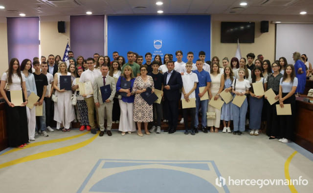 Dodijala priznanja za učenike generacije 