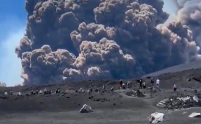 Turisti panično bježe podno eruptiranog vulkana Etna