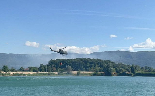 Požar i dalje gori kod Gruda, Air Tractor čeka smirivanje vjetra