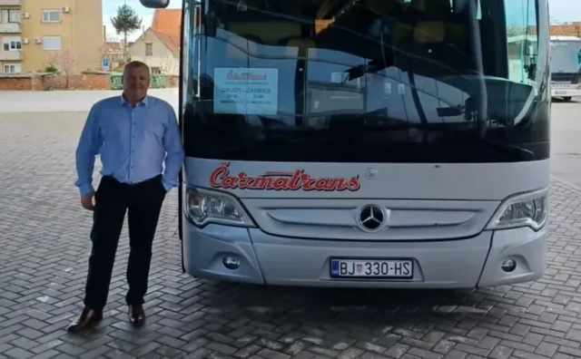 Pošteni vozač u autobusu pronašao torbicu punu novca pa krenuo u potragu za vlasnikom