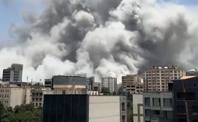 Iznad centra Teherana je ogromni gusti oblak dima