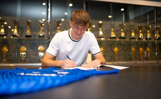 Leon Jakirović potpisao ugovor s Dinamom, bio je u društvu roditelja i zastupnika iz Mostara