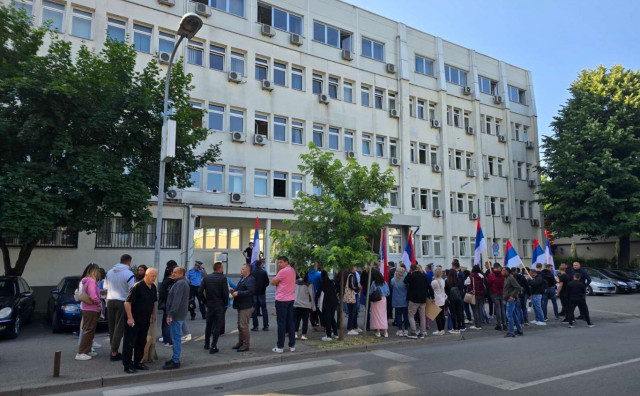 Predložen pritvor Milanu Miličeviću, prosvjednici okupljeni ispred Okružnog suda u Banjoj Luci