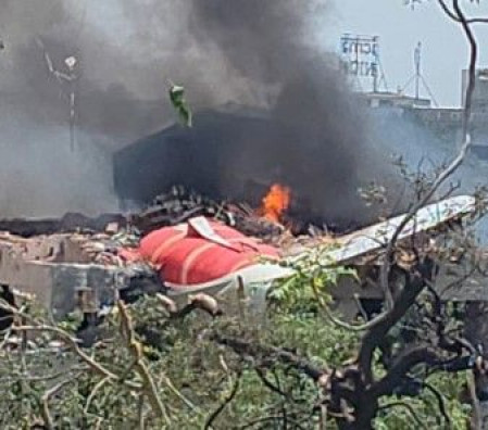 Zrakoplov Air Indije srušio se na putu prema Londonu, u njemu bile 242 osobe