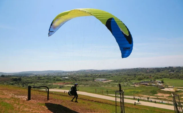 Na Pelješcu pao paraglajder
