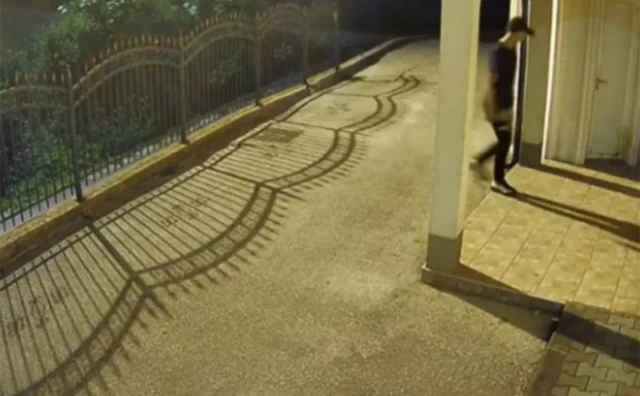 Kamere zabilježile muškarca kako provaljuje u džamiju