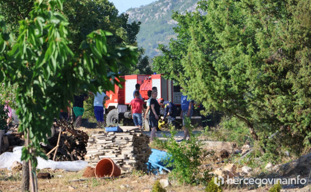 Vatrogasci dežurali cijelu noć nakon požara kod Ljubuškog