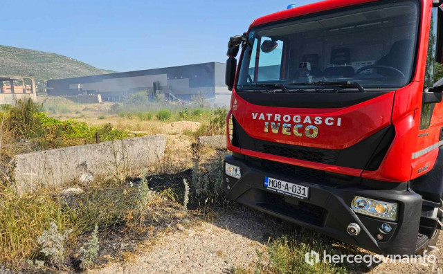 Požar u blizini gospodarskih objekata na Bišću polju u Mostaru