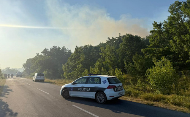 Veliki požar u blizini solarne elektrane u Drinovcima, zatvorena prometnica