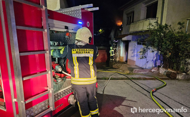 Požar u noći: Izgorjela kuća u Mostaru