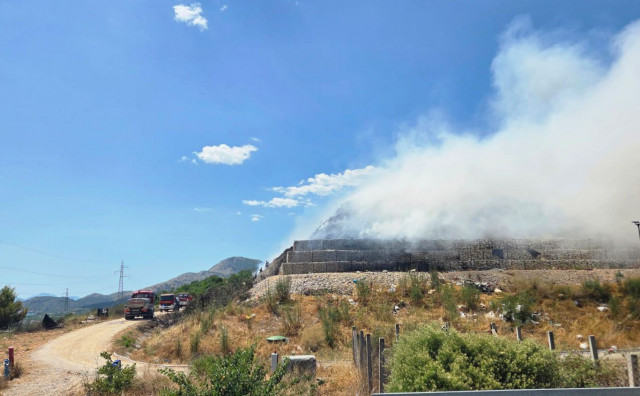Buknuo veliki požar na deponiji kod Metkovića, stigla dva kanadera